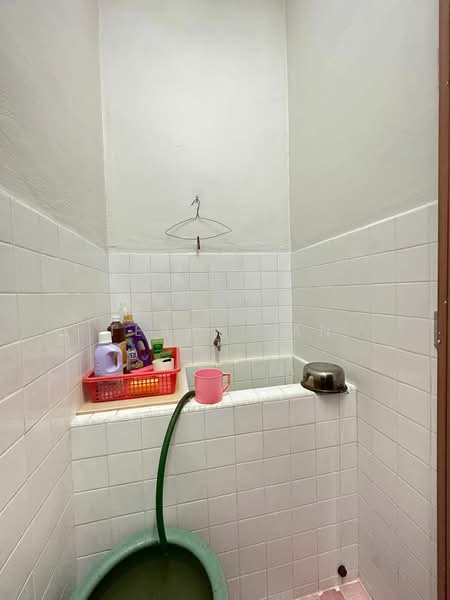 1-storey Terraced House for Sale in Taman Sri Bahagia (Tampoi) - Terry Tan - Bathroom - PropertyGuru.com.my