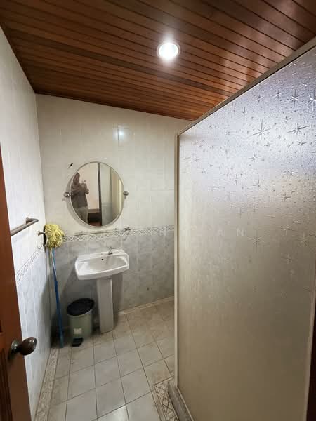 Rumah Banglo untuk Dijual di Seksyen 14 (Petaling Jaya) - Edison Gan - Bathroom - PropertyGuru.com.my