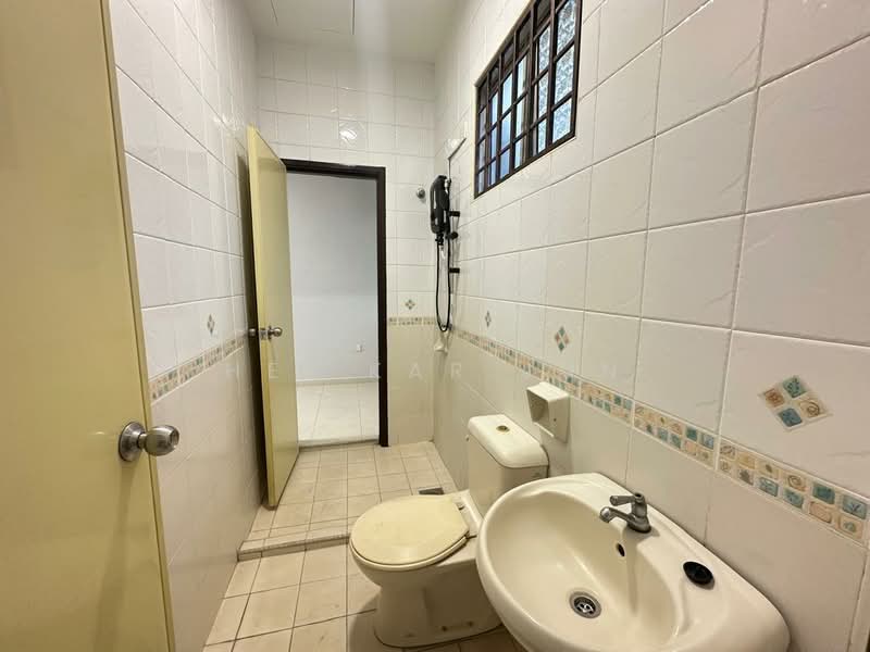 Rumah Teres untuk Disewa di Taman Seri Taming (Cheras) - Hei Kar Jun - Bathroom - PropertyGuru.com.my