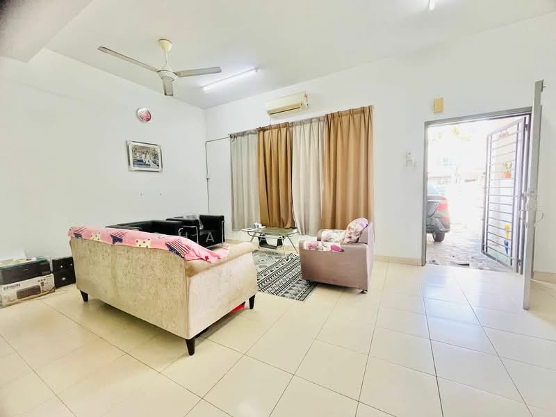 2-storey Terraced House for Rent in Shah Alam (Selangor) - Rohana Ishak - Living Room - PropertyGuru.com.my