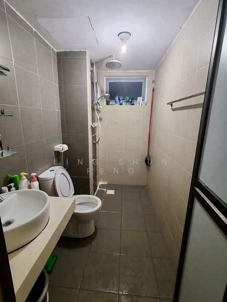 Kondominium untuk Dijual di First Residence (Residensi Unggul) - Ling Shun Feng - Bathroom - PropertyGuru.com.my