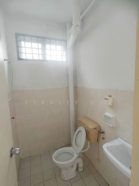 Pangsapuri untuk Disewa di Kiambang Apartment - Stanley Ooi - Bathroom - PropertyGuru.com.my