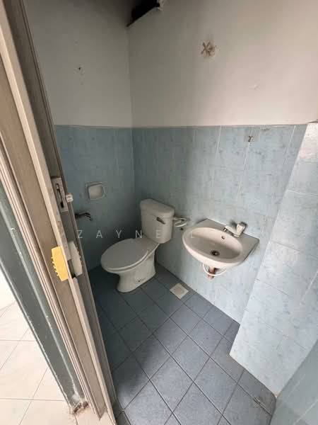 Pangsapuri untuk Disewa di Pangsapuri Putra Indah - Zayne Lee - Bathroom - PropertyGuru.com.my