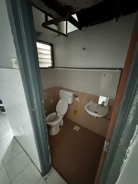 Pangsapuri untuk Disewa di Pangsapuri Putra Indah - Zayne Lee - Bathroom - PropertyGuru.com.my