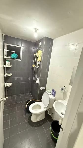 Kondominium untuk Dijual di Scott Towers @ Larkin JB - Annie Low - Bathroom - PropertyGuru.com.my