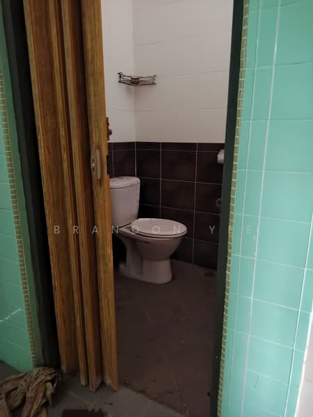 Semi-Detached House for Sale in Taman Universiti Indah (Seri Kembangan) - Brandon Yee - Bathroom - PropertyGuru.com.my