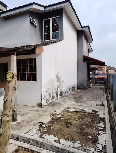 Semi-Detached House for Sale in Taman Universiti Indah (Seri Kembangan) - Brandon Yee - Exterior - PropertyGuru.com.my