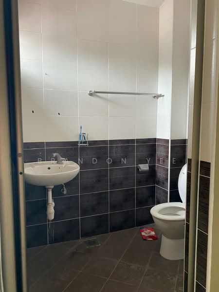Semi-Detached House for Sale in Taman Universiti Indah (Seri Kembangan) - Brandon Yee - Bathroom - PropertyGuru.com.my