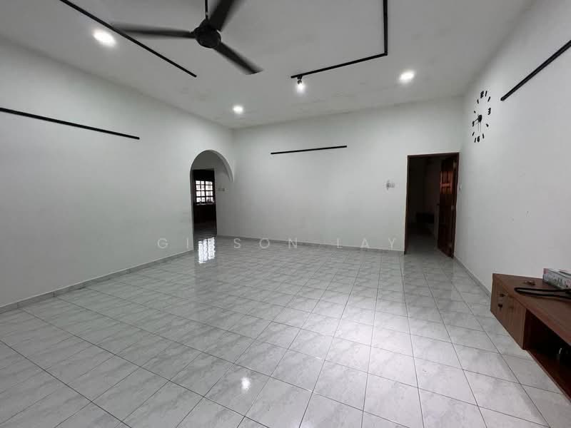 Semi-Detached House for Sale in Kluang (Johor) - Gipson Lay - Living Room - PropertyGuru.com.my