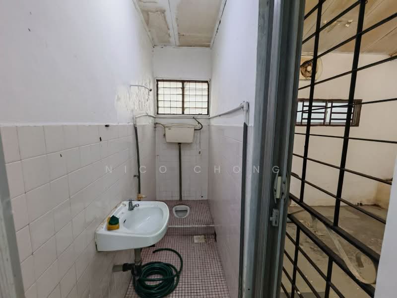2-storey Terraced House for Sale in Taman Desa Cemerlang (Ulu Tiram) - Nico Chong - Bathroom - PropertyGuru.com.my