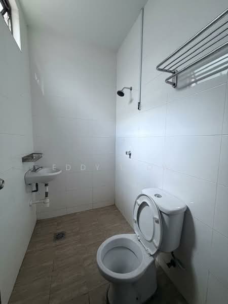 3-storey Terraced House for Sale in Taman Limbongan Indah (Klebang) - Eddy Leow - Bathroom - PropertyGuru.com.my