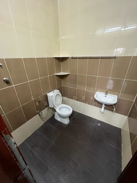 2-storey Terraced House for Sale in Taman Gembira (Klang) - Surendran Karapiah - Bathroom - PropertyGuru.com.my
