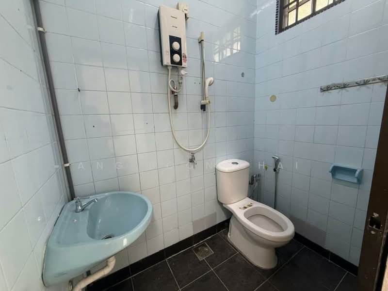 Semi-Detached House for Sale in Taman Pelangi (Johor Bahru) - Ang Boon Chai - Bathroom - PropertyGuru.com.my