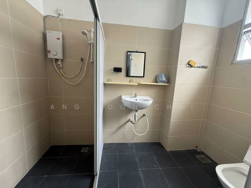 Semi-Detached House for Sale in Taman Pelangi (Johor Bahru) - Ang Boon Chai - Bathroom - PropertyGuru.com.my