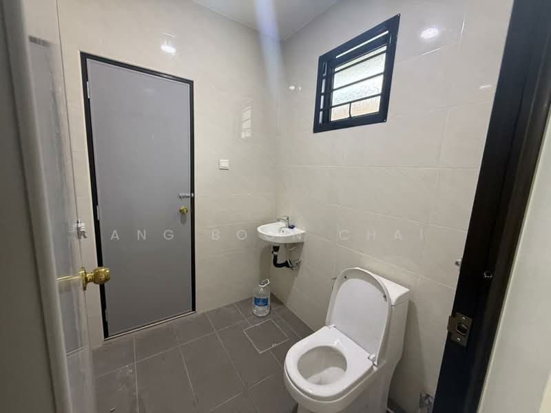 Semi-Detached House for Sale in Taman Pelangi (Johor Bahru) - Ang Boon Chai - Bathroom - PropertyGuru.com.my