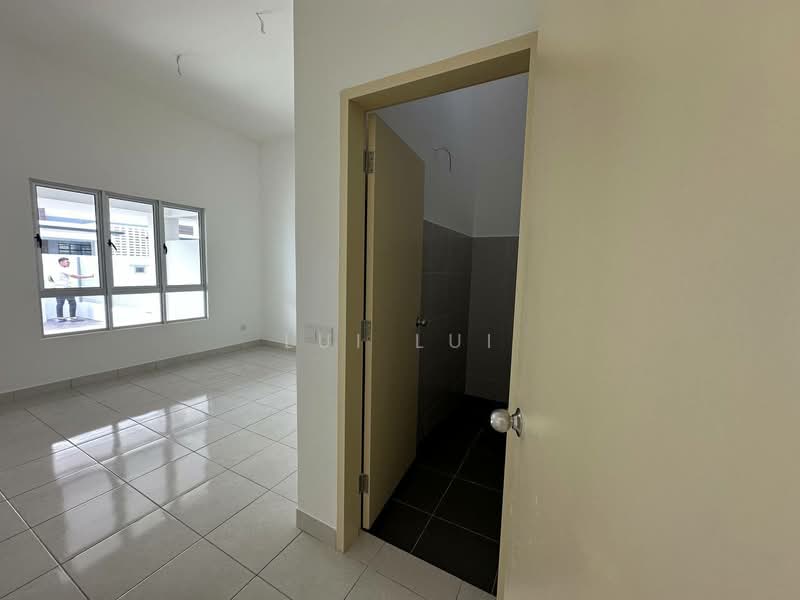 1-storey Terraced House for Sale in Bandar Putra (Kulai) - Lui Lui - Master Bedroom - PropertyGuru.com.my
