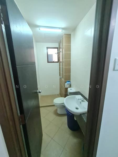 Pangsapuri untuk Dijual di Desa Idaman Residences - Ng Hon Keong - Bathroom - PropertyGuru.com.my