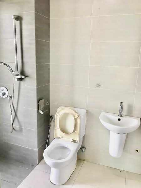 Servis Apartment untuk Disewa di Cybersquare - Kar Hooi - Bathroom - PropertyGuru.com.my