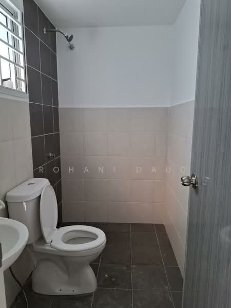 2-storey Terraced House for Rent in Bandar Baru Salak Tinggi (Sepang) - Rohani Daud - Bathroom - PropertyGuru.com.my