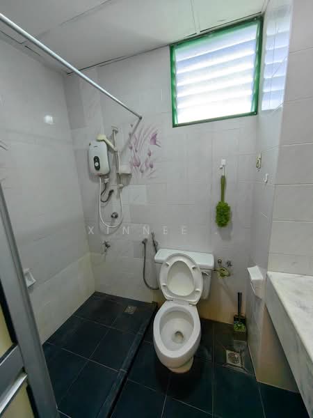 Condominium for Rent at Marina Tower (Ratu Mutiara) - Xinnee . - Bathroom - PropertyGuru.com.my