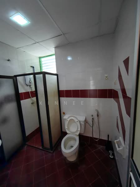 Condominium for Rent at Marina Tower (Ratu Mutiara) - Xinnee . - Bathroom - PropertyGuru.com.my