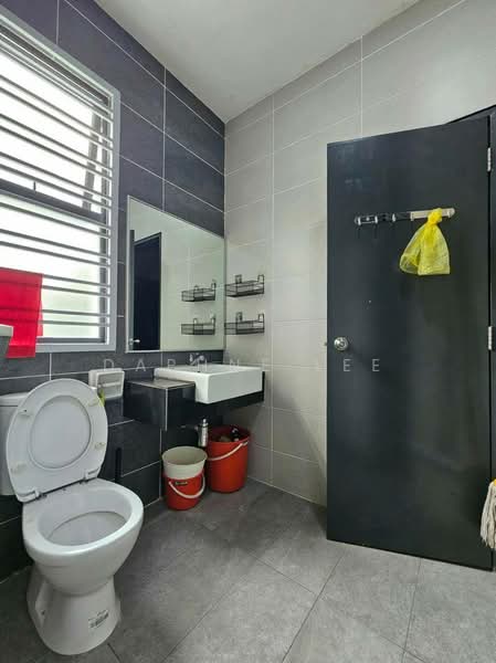 Rumah Teres 2 Tingkat untuk Disewa di Taman Mount Austin (Tebrau) - Daphne Lee - Bathroom - PropertyGuru.com.my