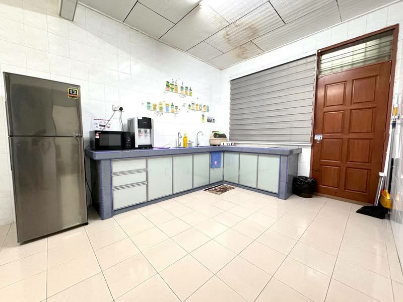 2-storey Terraced House for Sale in Taman Bukit Kempas (Tampoi) - Yen Ma - Kitchen - PropertyGuru.com.my