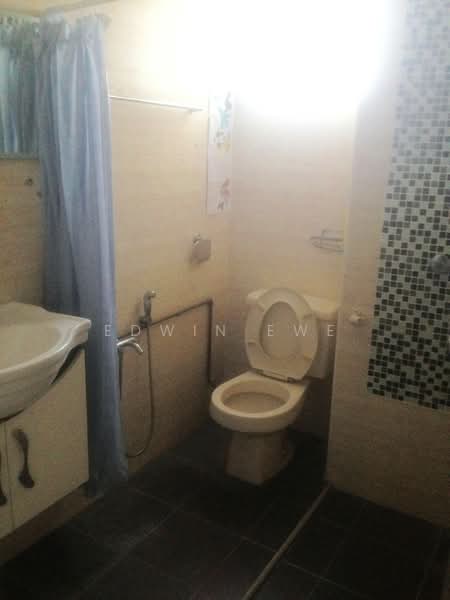 Kondominium untuk Disewa di Gurney Park Condominium - Edwin Ewe - Bathroom - PropertyGuru.com.my