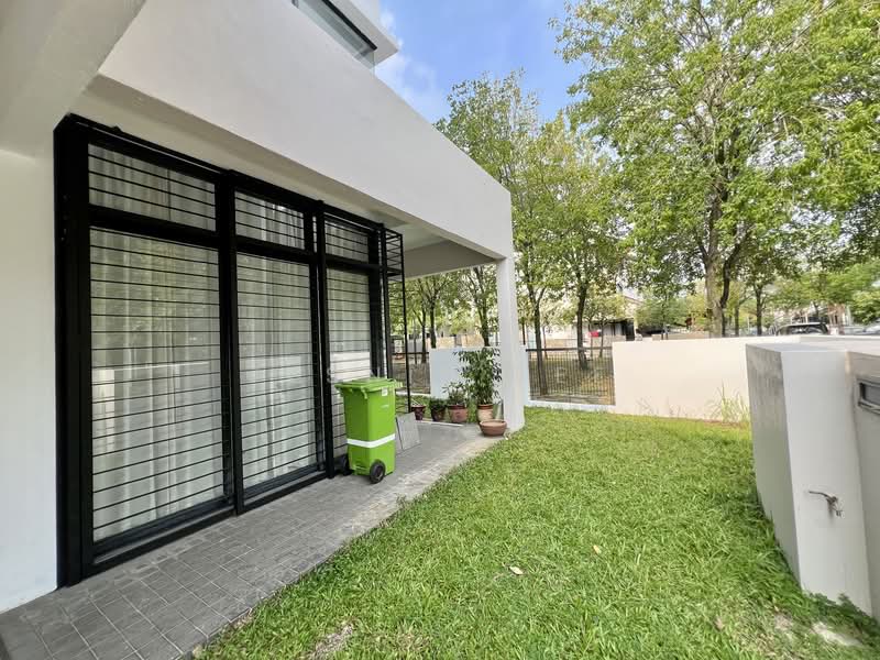 3-storey Terraced House for Sale in Lake Fields (Sungai Besi) - Jesnin Kee - Exterior - PropertyGuru.com.my
