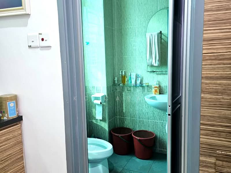 2.5-storey Terraced House for Sale in Taman Desa Cemerlang (Ulu Tiram) - KC Casey - Bathroom - master - PropertyGuru.com.my