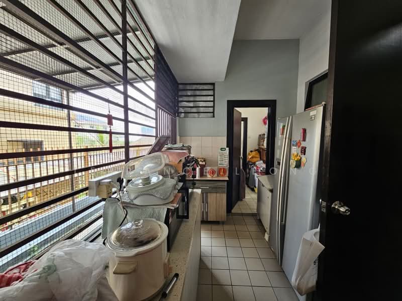 Rumah Berkembar untuk Dijual di Taman Aman Sari (Bandar Kinrara) - Terrance Leong - Kitchen - PropertyGuru.com.my