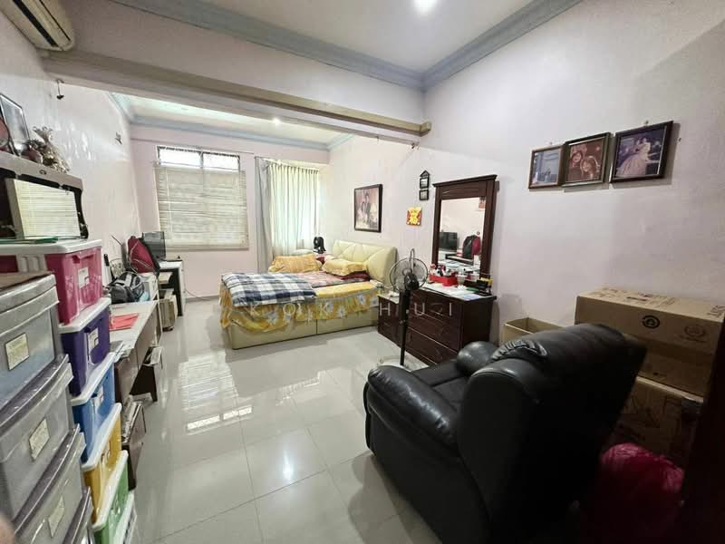 2-storey Terraced House for Sale in Taman Pelangi (Johor Bahru) - Kok Hui - Bedroom - PropertyGuru.com.my