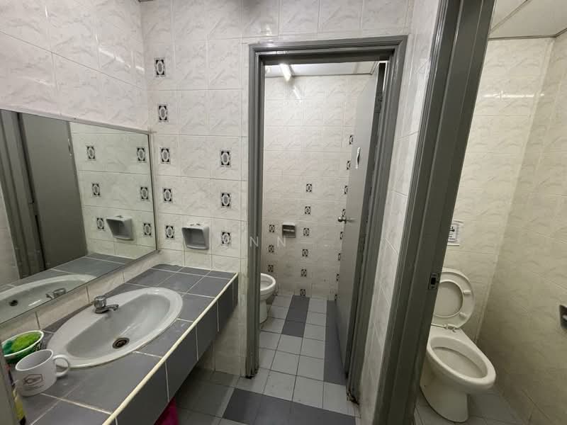 Pejabat untuk Disewa di Petaling Jaya (Selangor) - Ann . - Bathroom - PropertyGuru.com.my