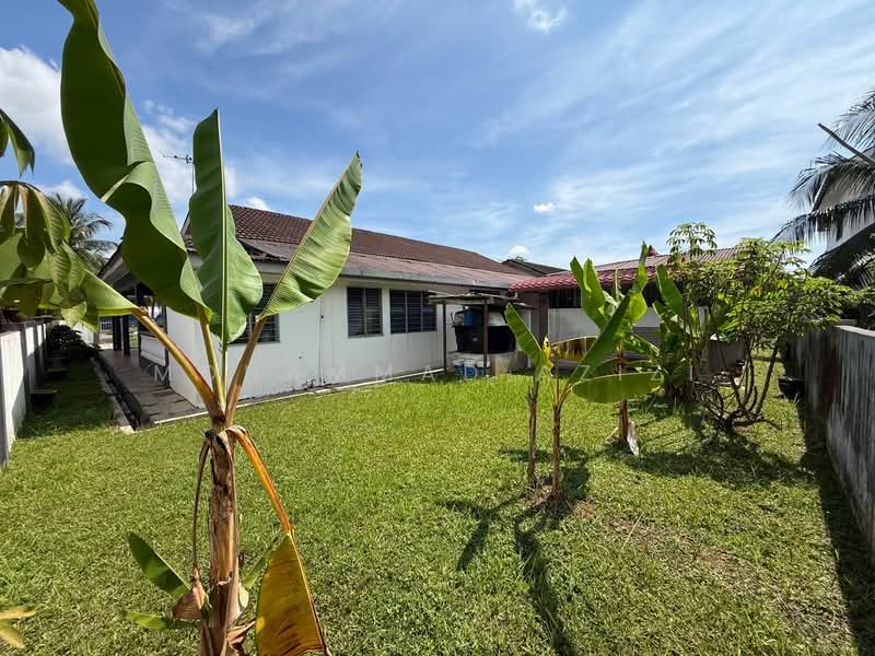 Bungalow for Sale in Taman Guru (Kuantan) - Mohammad Azizi - Garden - PropertyGuru.com.my