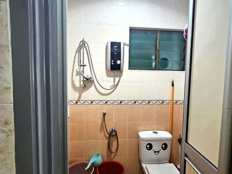 2.5-storey Terraced House for Sale in Taman Mount Austin (Tebrau) - KC Casey - Bathroom - ground floor - PropertyGuru.com.my