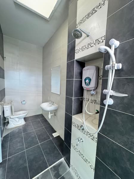 Kondominium untuk Disewa di The Seed Taman Sutera Utama - Mr Lu - Bathroom - PropertyGuru.com.my