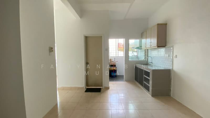 Rumah Bandar untuk Dijual di Taman Sungai Besi Indah (Seri Kembangan) - Faliyana binti Muda - Kitchen - PropertyGuru.com.my