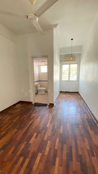 Rumah Bandar untuk Dijual di Taman Sungai Besi Indah (Seri Kembangan) - Faliyana binti Muda - Bathroom - PropertyGuru.com.my