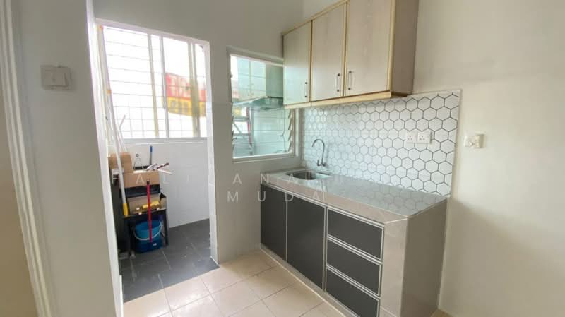 Rumah Bandar untuk Dijual di Taman Sungai Besi Indah (Seri Kembangan) - Faliyana binti Muda - Kitchen - PropertyGuru.com.my