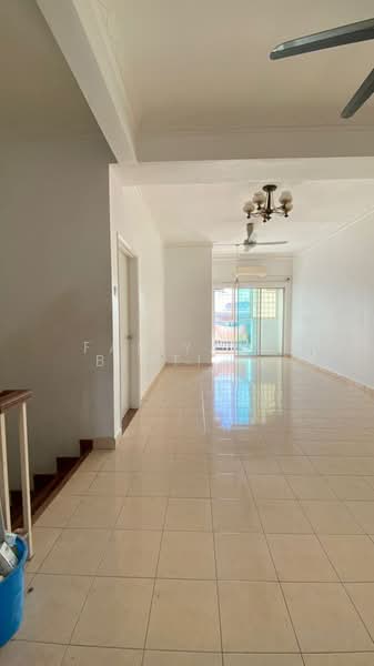 Rumah Bandar untuk Dijual di Taman Sungai Besi Indah (Seri Kembangan) - Faliyana binti Muda - Living Room - PropertyGuru.com.my