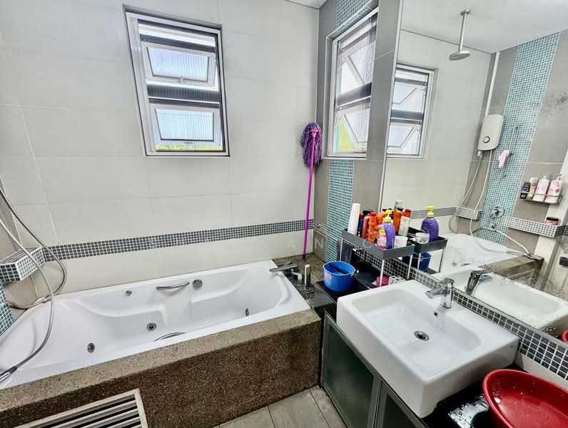 Rumah Banglo untuk Dijual di U8, Taman Bukit Jelutong (Shah Alam) - Shazwan CH - Bathroom - PropertyGuru.com.my