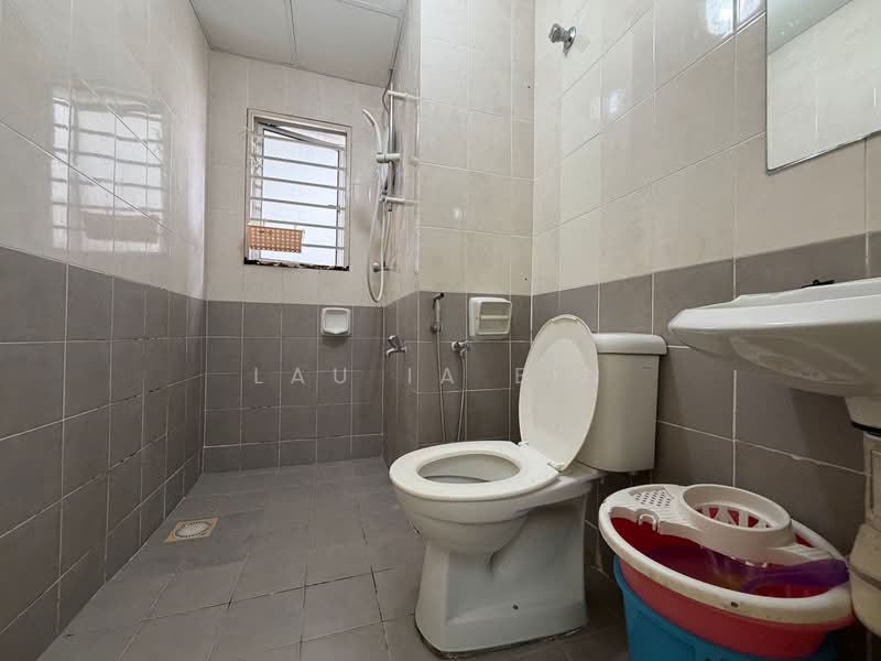 Kondominium untuk Disewa di Selayang Point - Lau Ia Ein - Bathroom - PropertyGuru.com.my