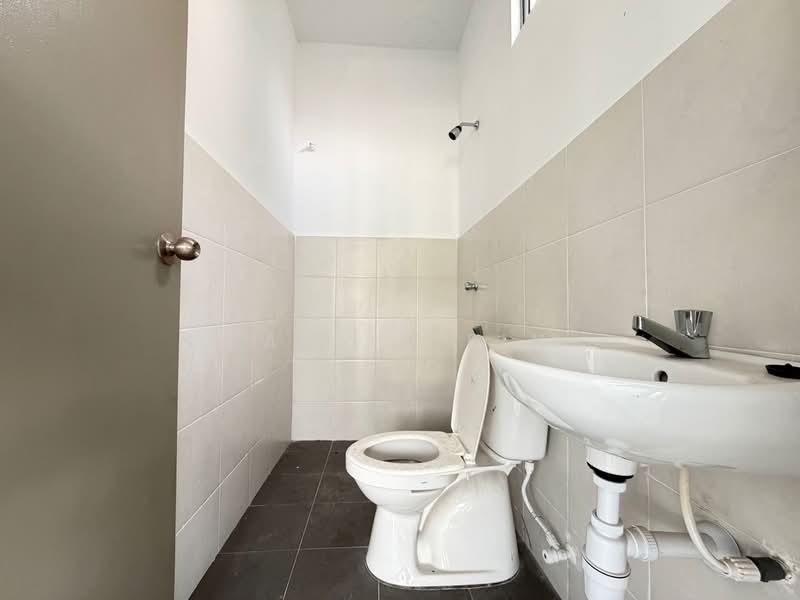 Terraced House for Sale in Taman Kundang Jaya (Rawang) - Lau Ia Ein - Bathroom - PropertyGuru.com.my