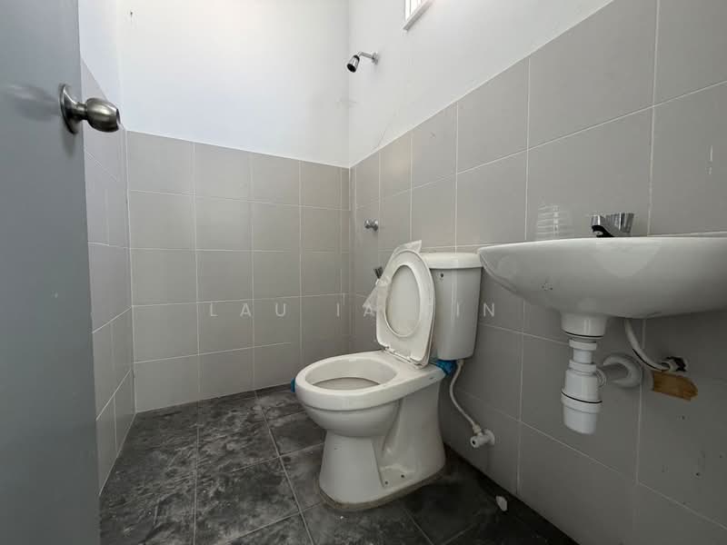 Terraced House for Sale in Taman Kundang Jaya (Rawang) - Lau Ia Ein - Bathroom - PropertyGuru.com.my