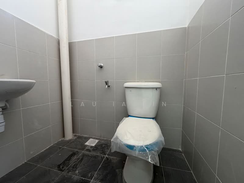 Terraced House for Sale in Taman Kundang Jaya (Rawang) - Lau Ia Ein - Bathroom - PropertyGuru.com.my