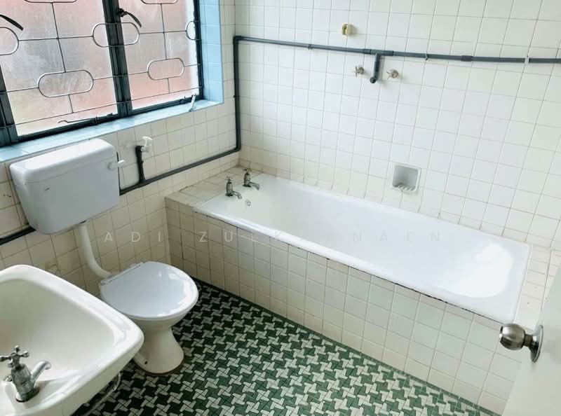 Commercial Bungalow for Rent in Taman Shanghai (Jalan Klang Lama (Old Klang Road)) - Adi Zulkarnaen - Bathroom - PropertyGuru.com.my
