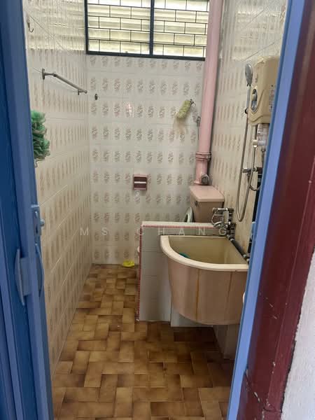 Rumah Flat untuk Dijual di Jalan Lumba Kuda - Ms Chang - Bathroom - PropertyGuru.com.my