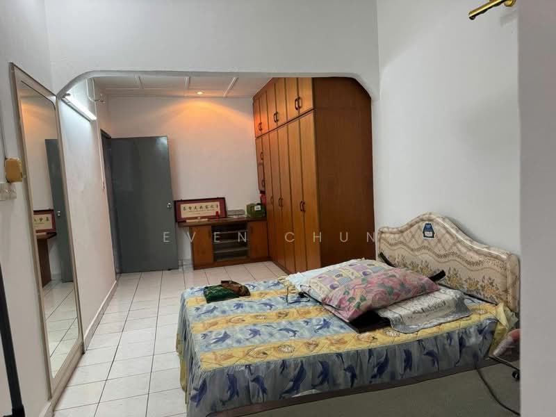 1.5-storey Terraced House for Rent in Taman Molek (Johor Bahru) - Even Chun - Bedroom - PropertyGuru.com.my