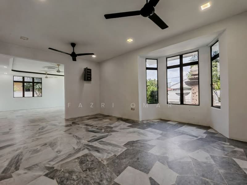 Rumah Banglo untuk Dijual di Bandar Rinching Seksyen 1 (Semenyih) - Fazri Omar - Living Room - PropertyGuru.com.my