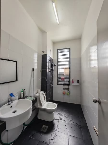 2-storey Terraced House for Sale in Taman Pelangi Indah (Ulu Tiram) - Sky Tan - Bathroom - PropertyGuru.com.my